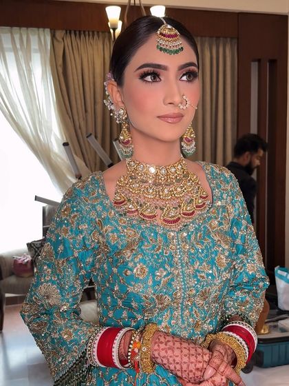 A final portrait of the bride, looking confident and radiant in her complete Anand Karaj look.