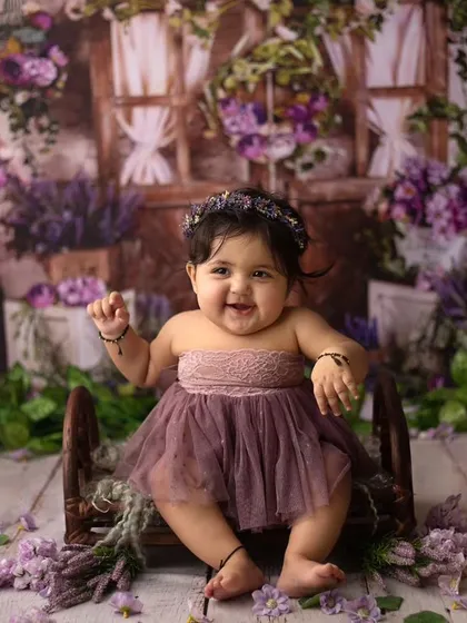 This little darling was an absolute dream, surrounded by a field of lavender. My sitter sessions are perfect for capturing those curious expressions and chubby cheeks when your baby can sit up on their own.