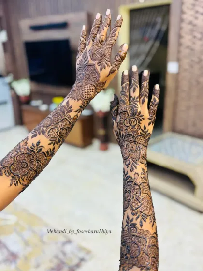 Another view of this Doha-style design, showing how the pattern elegantly wraps around the arms.