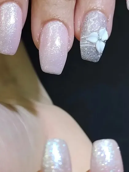 The shimmer on these engagement nails is just so elegant and timeless.