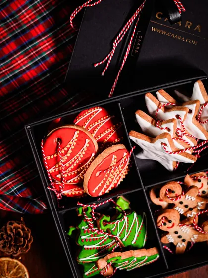 This Christmas cookie box is pure festive fun. It includes a mix of edible ornaments like gingerbread men, stars, trees, and baubles, all decorated by hand and ready to hang on your tree or enjoy immediately.