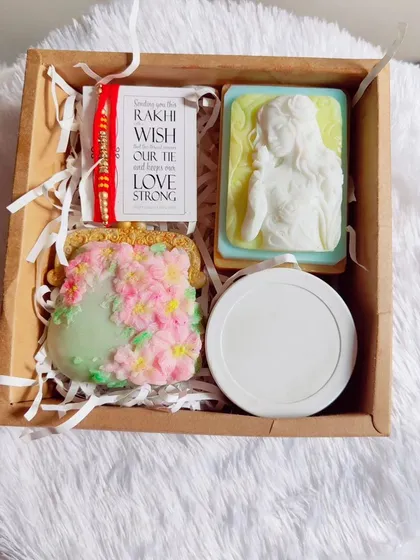 A Rakhi hamper for a sister or bhabhi with a purse soap and cameo soap.