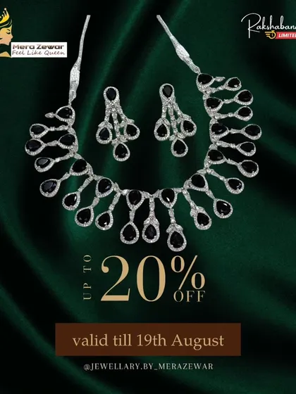 A classic black version of the dangling stone necklace set. This is a timeless piece that offers elegance and is perfect for any formal event.