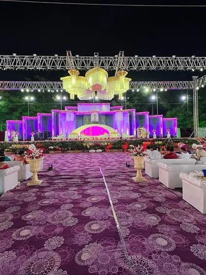 For large-scale sangeet nights and receptions, I provide full stage and lighting production. This setup features a massive overhead lighting truss, multiple custom chandeliers, and a multi-tiered stage to create an unforgettable concert-like atmosphere.