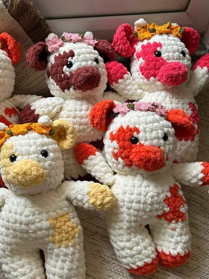 A whole herd of our chunky yarn crochet cows, ready to find new homes. Each one features unique patches and a tiny floral crown, making them irresistibly cute.