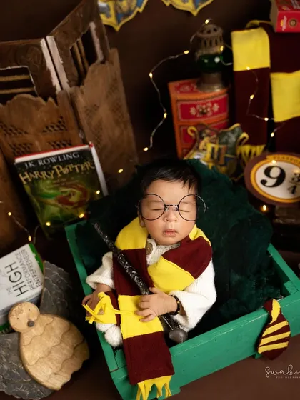 For the fans of magic, I bring Hogwarts to the studio. This Harry Potter themed newborn shoot is complete with a wand, Gryffindor scarf, and iconic glasses, creating a truly enchanting first portrait for your little wizard.
