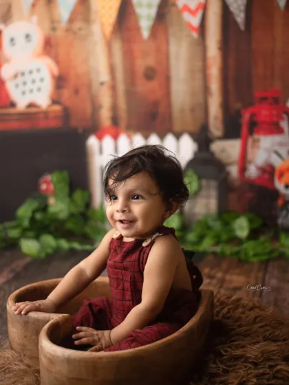 The cutest, most chill little guy. His sweet smile and relaxed pose in this wooden bowl prop made for the most adorable woodland-themed photos.