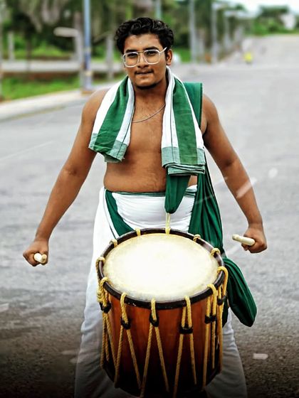 Ready to play. This artist, with his sticks in hand, embodies the youthful energy of our team.