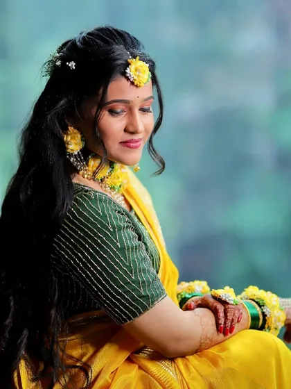 A Haldi look should be fresh, dewy, and full of light. For this ceremony, I focus on creating a minimalist, glowing look that complements the traditional yellow attire and floral jewelry.