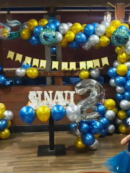 A unique Little Mermaid theme set in a pirate-themed restaurant. We adapted the decor with blue, gold, and silver balloons and mermaid foils to create a magical underwater scene.
