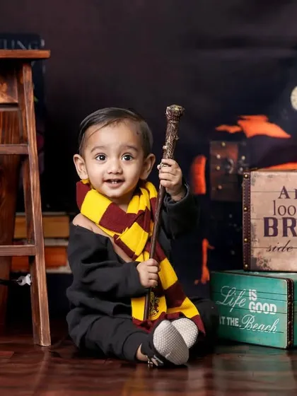 For the little wizards and fans of magic, I offer a Harry Potter themed photoshoot. Complete with a Gryffindor scarf, a magic wand, and a vintage-style setup, it's a creative way to bring a bit of Hogwarts to your child's portraits.