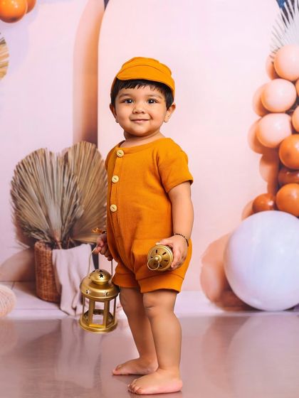 A proud and happy stance from our little boho boy. The warm, neutral tones of this set create a calm and stylish atmosphere.
