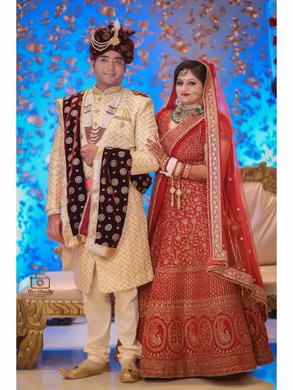 A classic portrait of the wedding couple, Chirag and Anshika. A timeless photo that captures the elegance of their wedding day look.