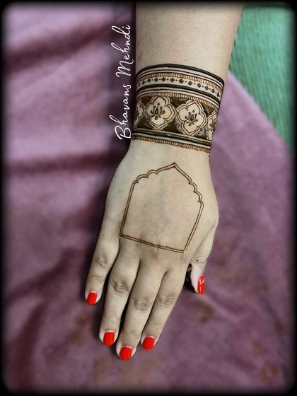 The beginning of a design, showing the cuff and the outline for the central motif. Every great design starts with a clean foundation.