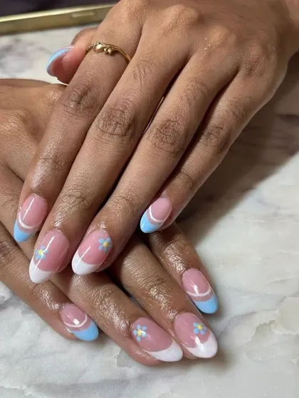 The full view of the daisy and French tip manicure. The mix of classic and playful elements makes this set charming and unique.