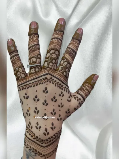 A beautiful back-hand design with full finger work. The palm is kept simple with a pattern of butis, drawing attention to the detailed fingers.