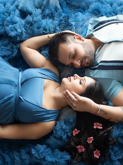 A creative and artistic maternity portrait. We can use flowing fabrics and dramatic poses to create a truly stunning image that celebrates this special time in your life.