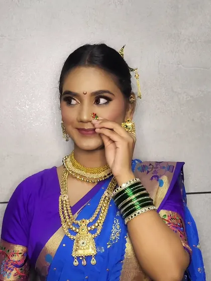 Another lovely shot featuring the traditional nath, completing the festive Gudi Padwa look.