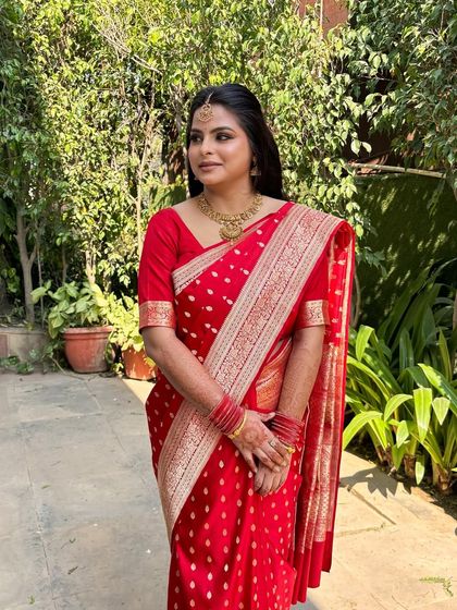 Nothing matches the grace of a bride in a saree. Sneha looked absolutely timeless in this red Banarasi saree.