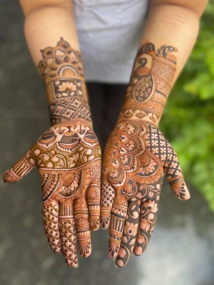 The full view of the peacock and jharokha design on both hands. The symmetry is challenging but the result is always worth it.