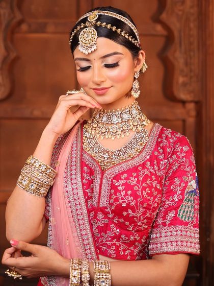 Elegance in every detail. The soft pink eyeshadow and perfectly defined brows frame her face beautifully, while the flawless base makeup provides the perfect canvas for this stunning look.