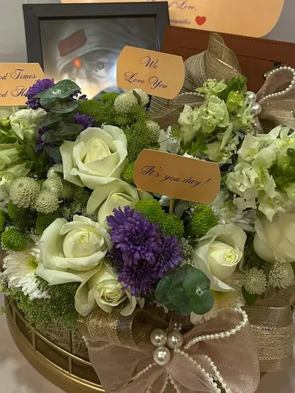 A close-up on the floral details and the sweet message cards like 'We Love You' and 'It's your day!'.