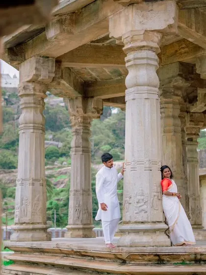 Using the majestic pillars of a heritage temple as a natural frame for this pre-wedding portrait. I find that historic locations add a timeless and grand feel to love stories.