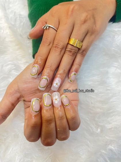 A full view of the hands with this stunning chrome and floral set. It's a perfect example of combining different techniques to create something truly special.