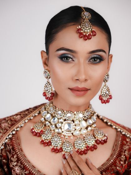 This full-face view of the airbrushed look shows its power to create a dramatic and polished result, ideal for a grand wedding ceremony.