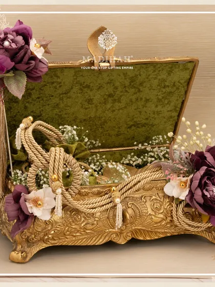 A beautifully styled Rajwada Box, overflowing with flowers and tied with thick, luxurious ropes. This presentation turns a gift into a spectacular decorative piece, ideal for display during wedding festivities.
