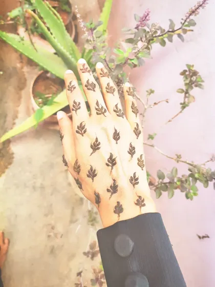 For a more modern and understated look, I create minimalist henna patterns like this. The simple, repeating leaf motifs on the back of the hand offer a chic and artistic touch.