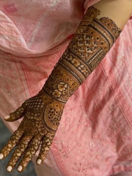 Another angle of the same back-hand design, showing the flow and consistency.