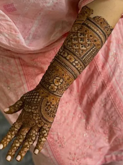 Another angle of the same back-hand design, showing the flow and consistency.