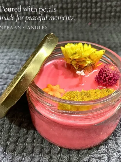 Poured with petals, made for your calmest moments. This pink jar candle is topped with colorful dried flowers, ready to create a peaceful atmosphere.