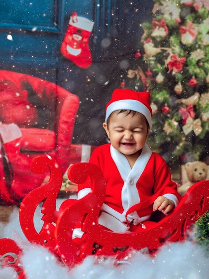 A scrunchy-nosed smile of pure delight. These festive sessions are full of happiness and holiday spirit.