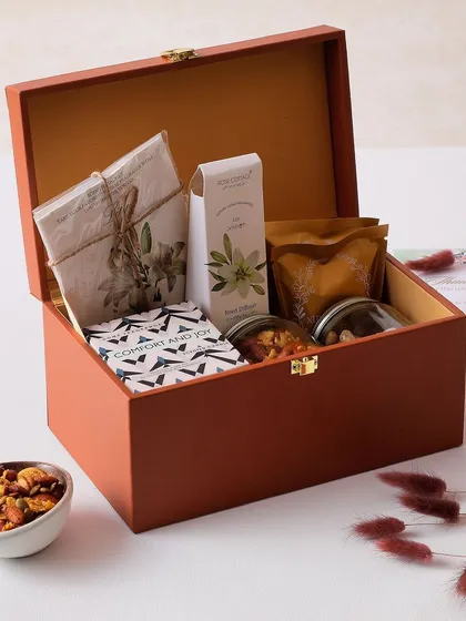Illuminate your celebrations with this hamper focused on fragrance and flavor. It includes a candle, room diffuser, and jars of our fudge brownies, mini butter cookies, and Mexican mix.