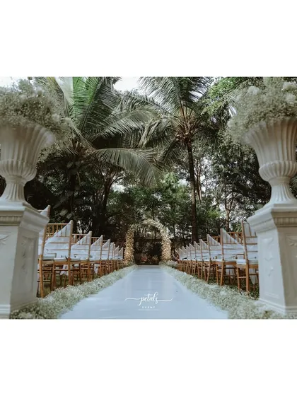 I believe in the beauty of simplicity for modern ceremonies. This Christian wedding aisle is a soft white dream, featuring clouds of baby's breath in Victorian vases and a serene pathway, proving that minimalist decor can be incredibly romantic and impactful.