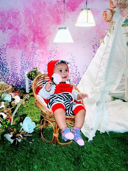 This gallery displays the versatility of our garden and teepee sets. From lush green turf and floral backgrounds to cozy lace teepees and wicker chairs, you can create the perfect indoor "outdoor" shoot.