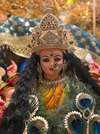 This is a close look at my special Mayur Kanthi, a garland designed with real peacock feathers. I love combining traditional flowers with unique elements like morpankh to create a piece that is both sacred and a work of art.