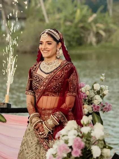 The bride's radiant smile as she arrives, with pyrotechnics celebrating her entrance. A picture of pure happiness.