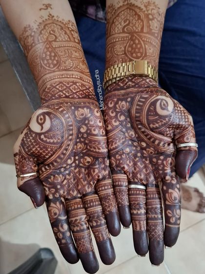 This photo, taken 24 hours after application, shows the amazing stain of a peacock-themed design. The deep color on the palms is exactly what you want for your wedding photos.