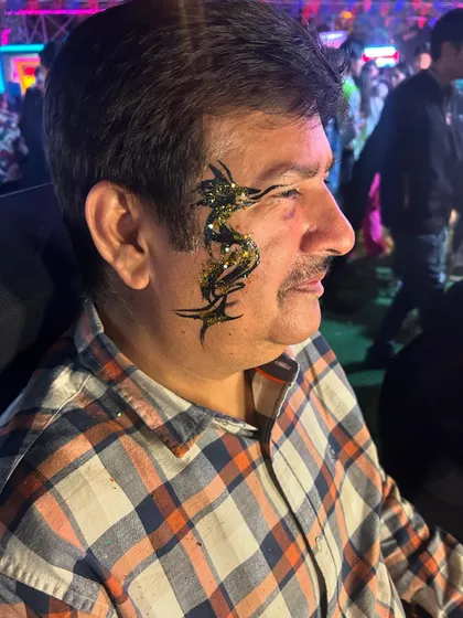 A golden dragon design for this gentleman. The glitter makes it look like the dragon is sparkling.