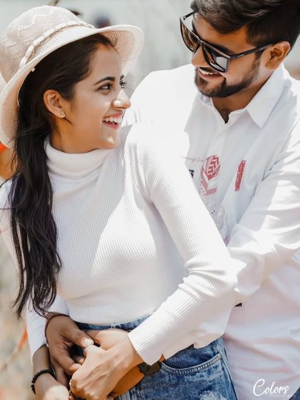 A bright and happy close-up of the couple, full of smiles and sunshine.