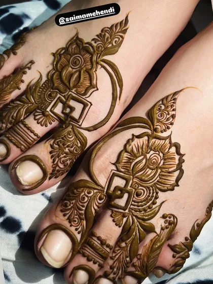 A modern and stylish foot mehendi design. The pattern is focused on the big toe and creates a chic, asymmetrical look.