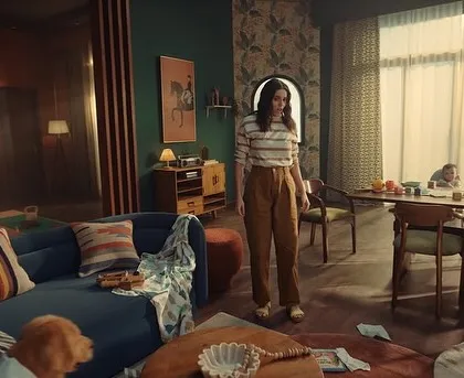 The full picture of the messy living room. I dressed the actress in comfortable trousers and a t-shirt, the universal uniform for a busy day at home.