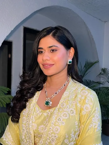 Another shot of the client's sunny and cheerful look.