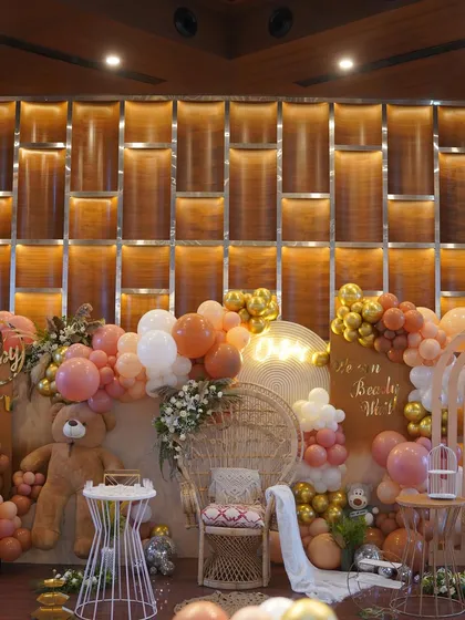For a modern and cozy baby shower, I designed this 'We Can Bearly Wait' theme. Using a warm, earthy palette, soft textures, and adorable teddy bear details, I created an intimate and stylish space for the mom-to-be to celebrate with her loved ones.