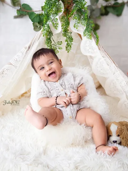 This little one's laughter is everything. My sitter sessions are all about capturing these fun, emerging personalities in playful setups like this boho teepee.