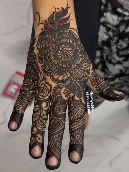 Another example of an instant henna stain. The color is immediately dark and bold, which is ideal for last-minute events.