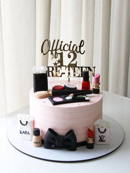 Unique Sculpted & Themed Cakes photo 38